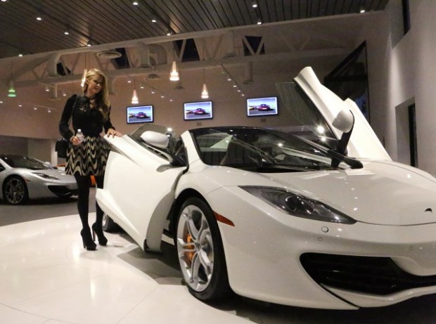 paris-hilton-mclaren-12c-spider-2-640x476