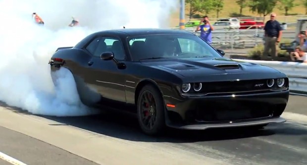 2015-dodge-challenger-srt-hellcat-burnout_100472793_h