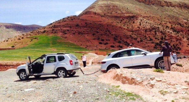 porsche-macan-stuck-in-morocco-dacia-duster-pulls-it-out-79803-7