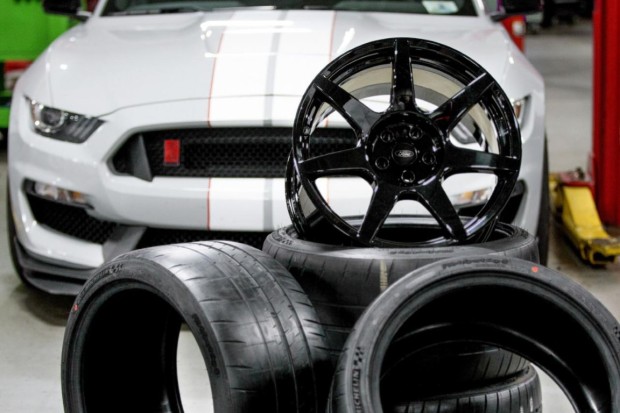 Shelby-GT350R-Mustang-carbon-fiber-wheels-Retail-for-nearly-30000-4