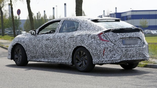 2017-honda-civic-hatchback-spy-photo-1