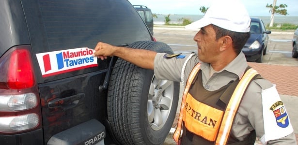 policial-militar-arranca-adeviso-de-propaganda-eleitoral-de-carro-em-maceio-1276787631711_615x300