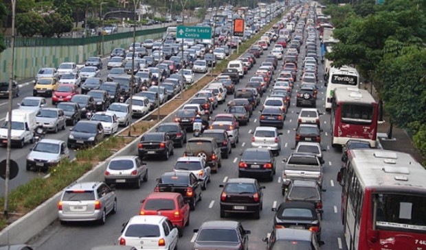 transito-em-sao-paulo-no-horario-de-pico