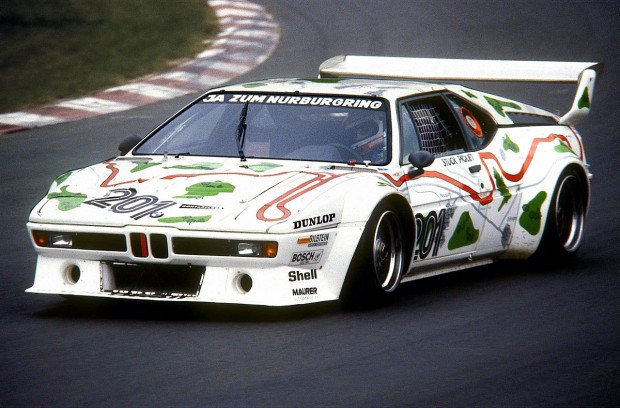 1280px-1980-05-24_Nelson_Piquet_im_BMW_M1,_Nürburgring_Südkehre