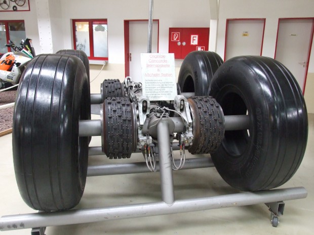 Concorde_undercarriage_Speyer_02_with_disc_brakes