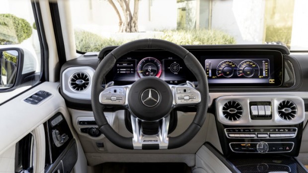 Mercedes-AMG G 63 Exterieur: designo mysticweiß bright, Exterieur-Edelstahl-Paket Interieur: designo Leder macchiatobeige Kraftstoffverbrauch kombiniert: 13,2 l/100km; CO2-Emissionen kombiniert: 299 g/km // Mercedes-AMG G 63 Exterior: designo mysticwhite bright, Exterior-Stainless steel-Packet Interior: designo leather macchiato beige Fuel consumption combined: 13,2 l/100km; CO2-emissions combined: 299 g/km