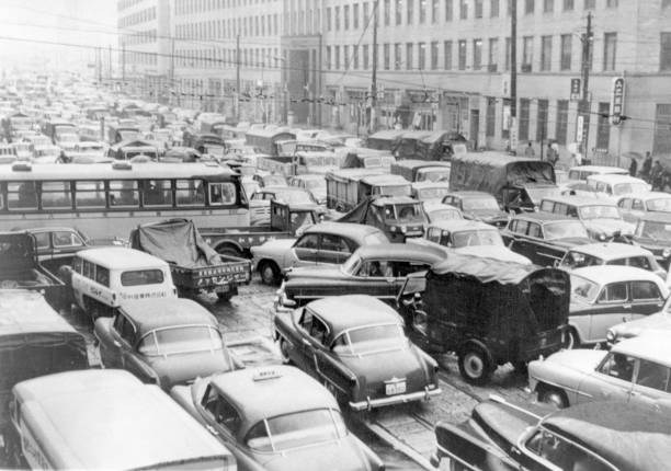 tokyo-traffic-jam-in-the-center-picture-id876358730