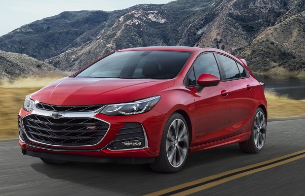 2019-chevrolet-cruzehatch-001-1-