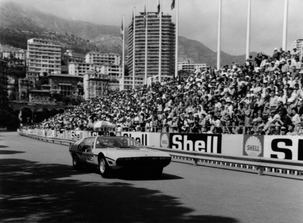 foto storiche bn Lamborghini Marzal scelta dal Principe Ranieri, per aprire con la Principessa Grace al fianco, il Gran Premio di Montecarlo del 1967