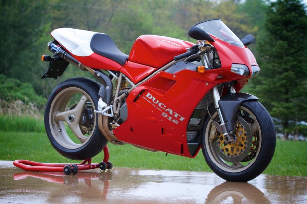 Ducati 916 descanso