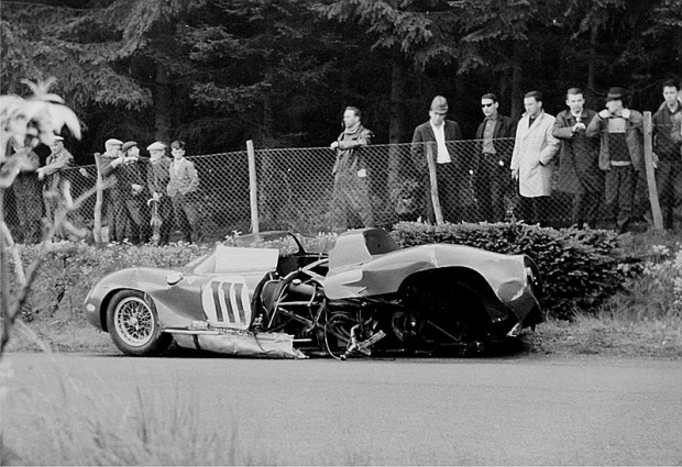 800px-1963-05-19_Ferrari_Nr._111_von_Parkes_(Wrack)