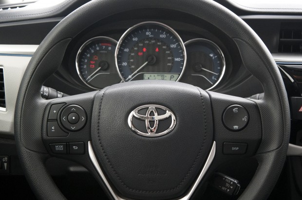 2014-toyota-corolla-steering-wheeljpg