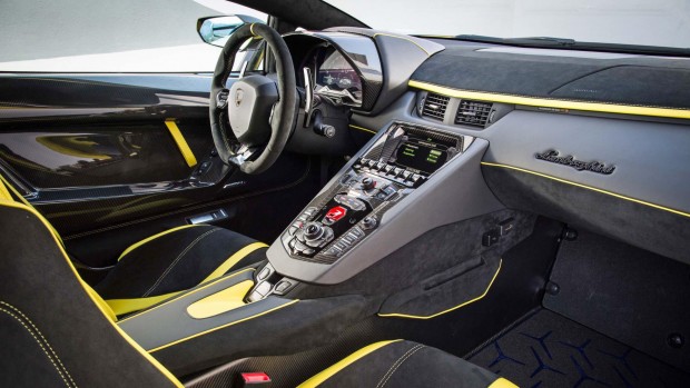 lamborghini_aventador_svj_yellow_detail_25