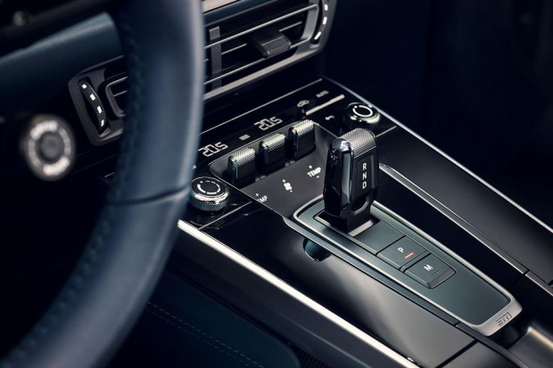 89-porsche-911-992-official-reveal-press-centre-console