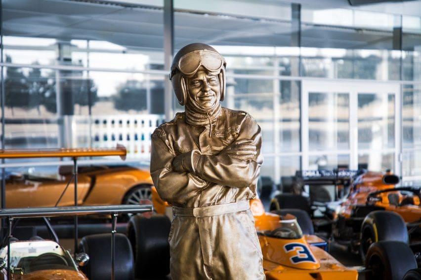 Estátua de McLaren na sede da McLaren